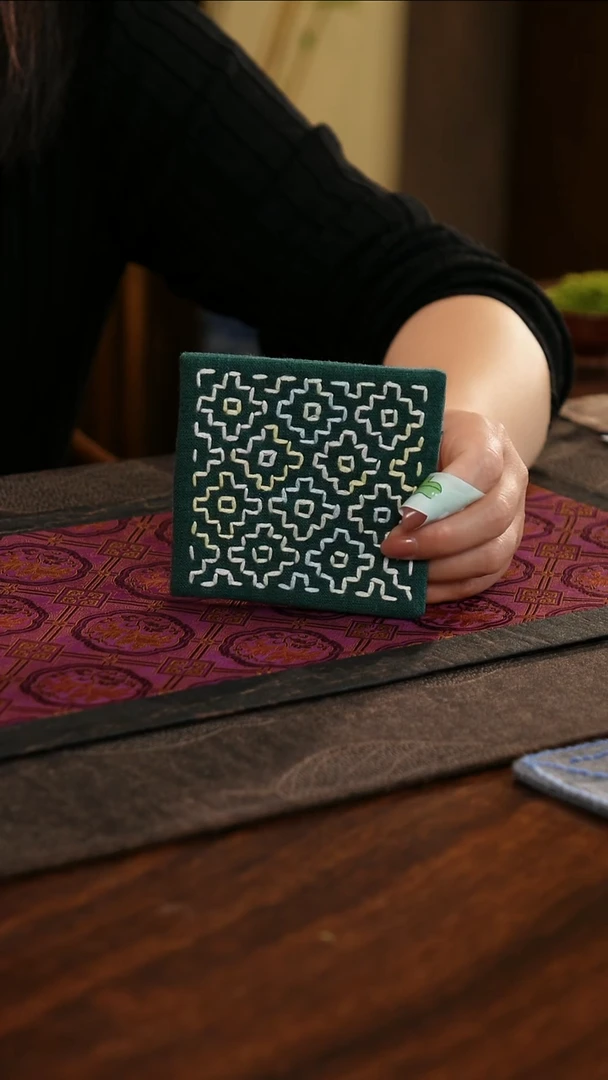 织绣密密缝正方形杯垫4号