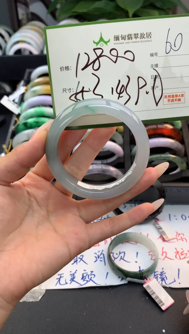 未镶嵌定制翡翠毛货需精细抛光+多人