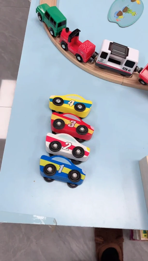 四辆红黄白蓝小车车‘’‘’‘’