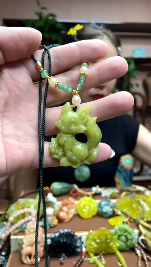 未镶嵌岫玉颈饰·2