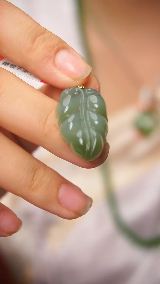 和田玉18K金镶嵌颈饰A12（微瑕）