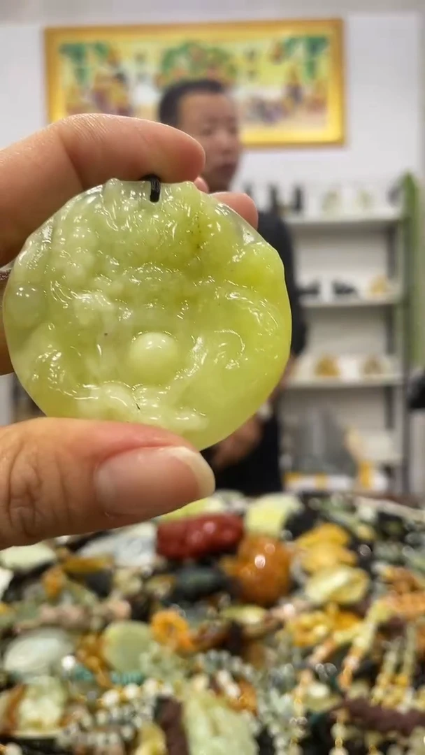 未镶嵌蛇纹石玉吊坠