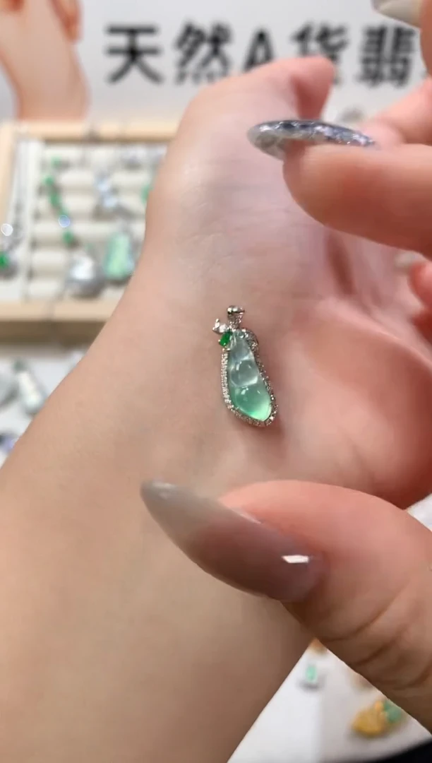 颈饰18K金镶嵌翡翠18k高冰木那网红豆