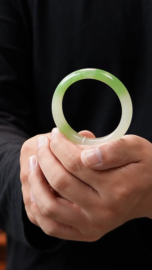 【闪购商品】和田玉手镯未镶嵌54翠青半山水