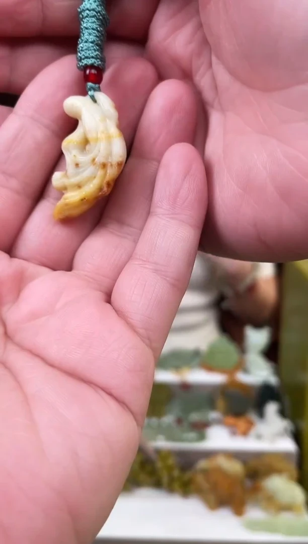 未镶嵌蛇纹石玉颈饰·