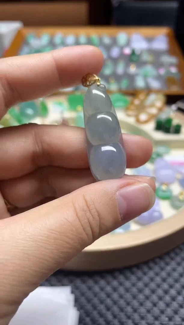 【闪购商品】翡翠颈饰18K金镶嵌冰晴底福豆