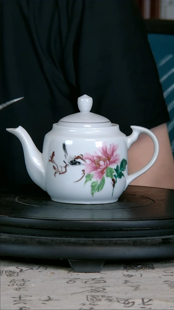 壶粉彩精绘花鸟图壶