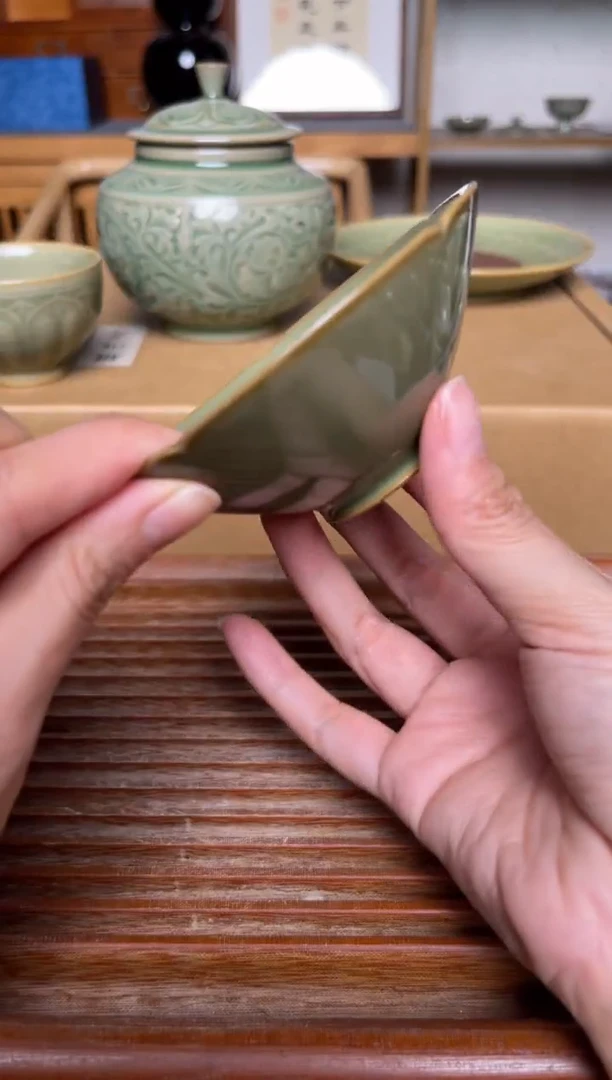 瓷器381纯手工橄榄绿素面薄胎斗笠盏 微瑕