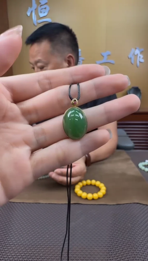 和田玉18K金镶嵌颈饰挂件