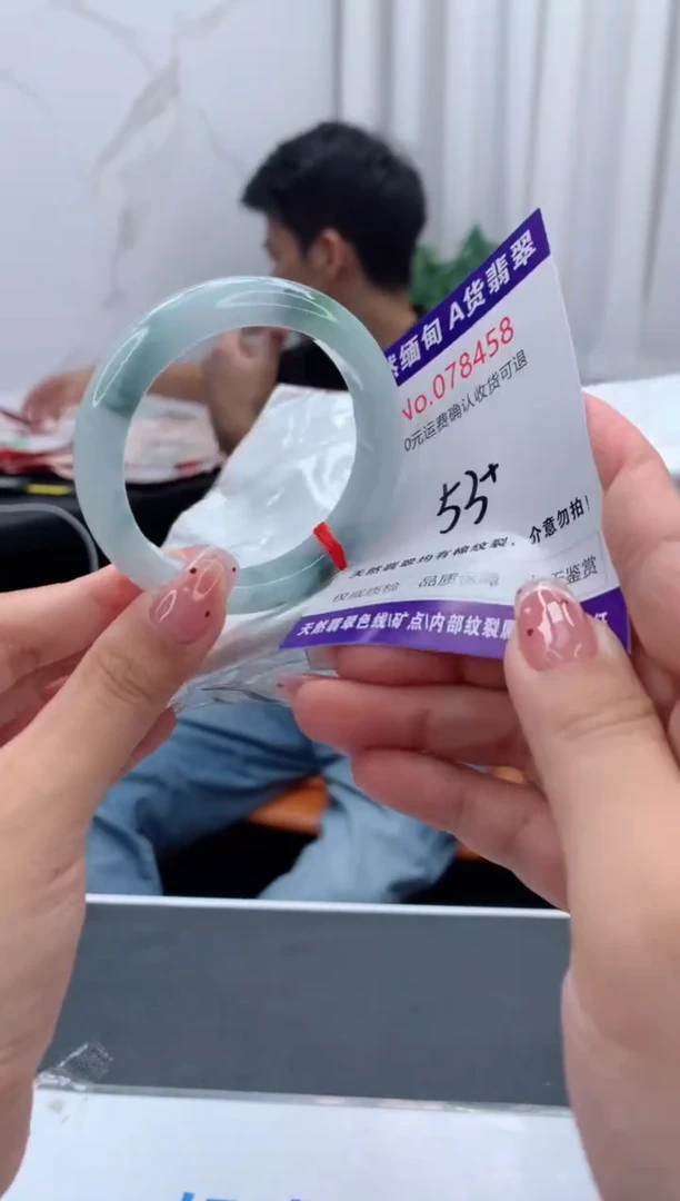 未镶嵌手镯翡翠有纹，完美者勿拍