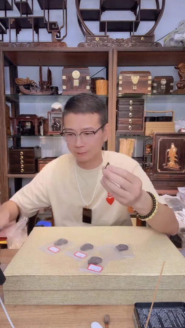 乌木类书架暖***宝581雕刻猪牌子