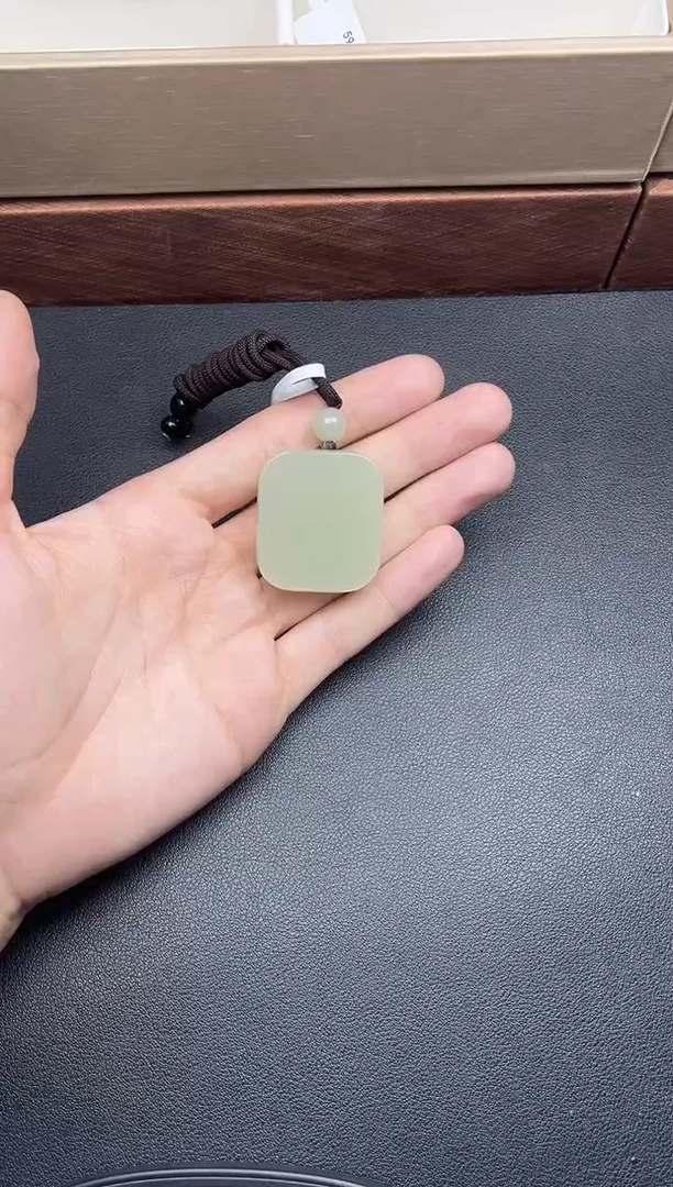 颈饰未镶嵌和田玉且末微色差迪克兰一细吊坠