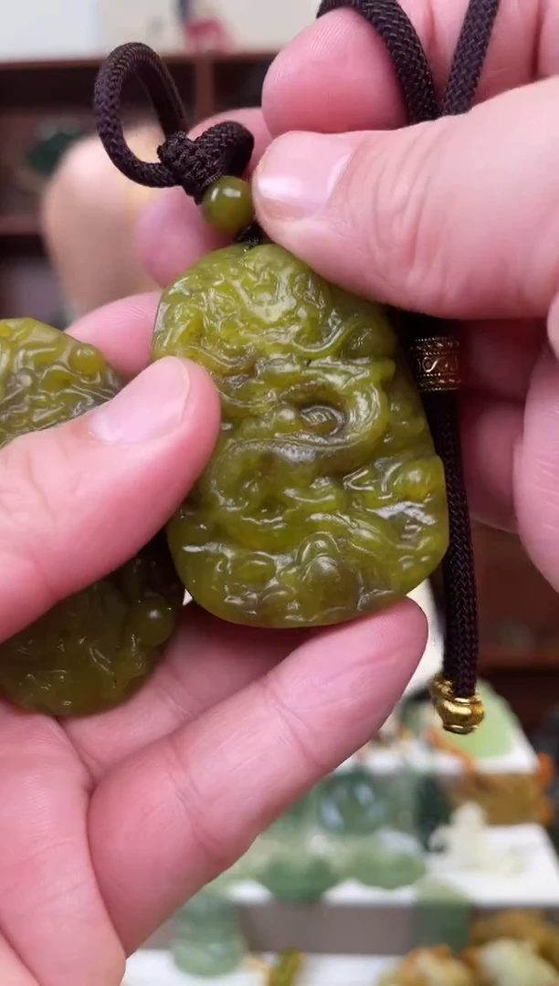 未镶嵌蛇纹石玉颈饰·