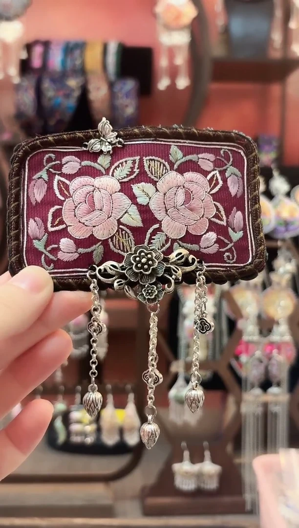 织绣云织谣老绣饰品  75