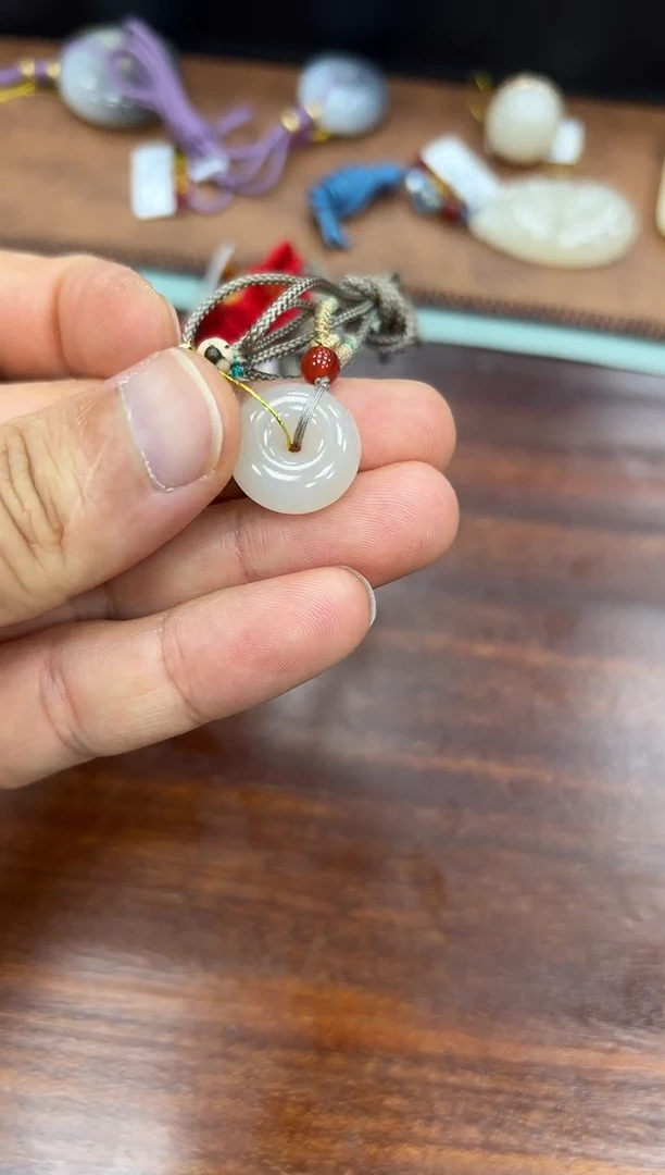 和田玉未镶嵌颈饰藕粉平安扣