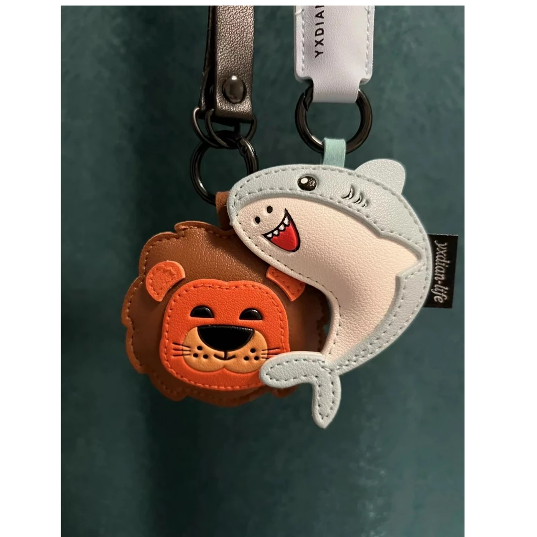 新款鲨鱼小狮子卡通萌宠皮革公仔包包挂饰汽车潮品汽车包包钥匙扣