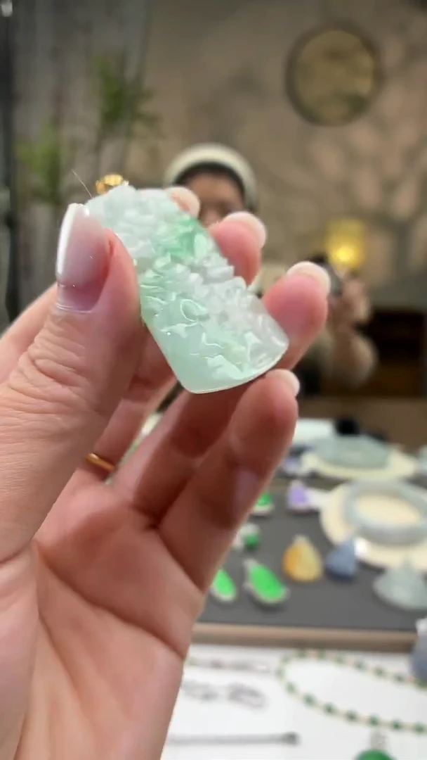 吊坠(不含链)18K金镶嵌翡翠山水