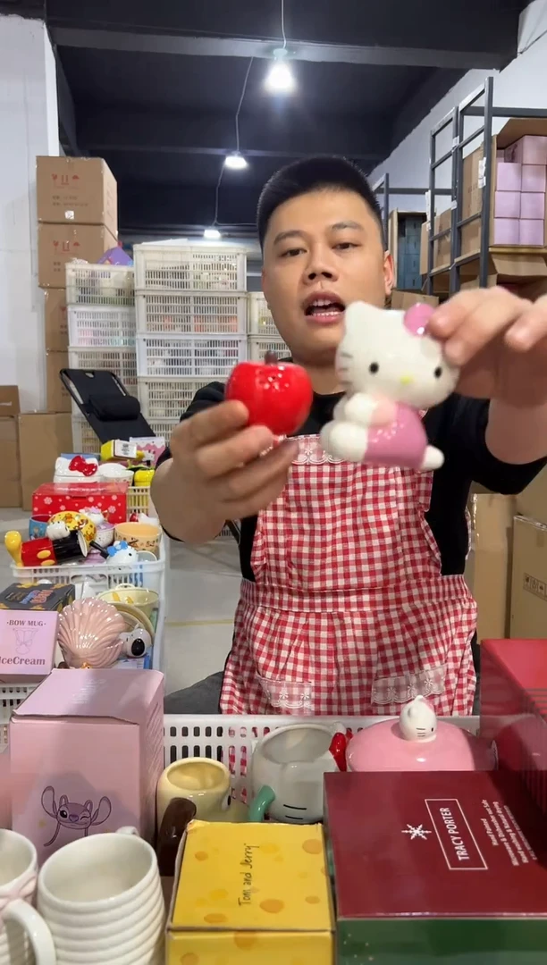 【闪购商品】杯粉色kt抱苹果粉瓶