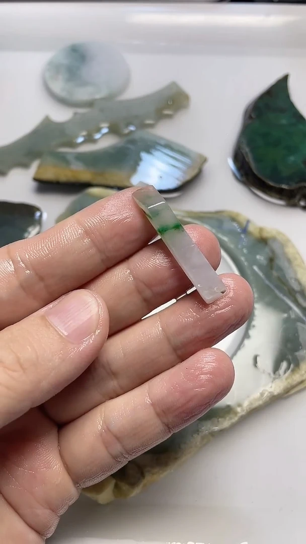 翡翠裸石诺****9翡翠小边料