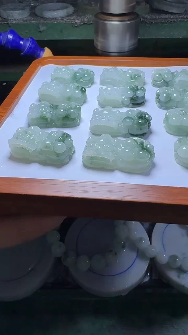 翡翠未镶嵌颈饰飘花貔貅多样性发一件