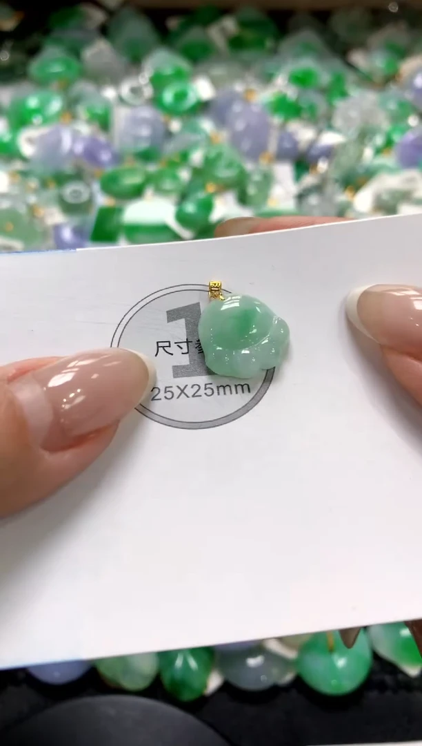 翡翠18K金镶嵌颈饰1111111111111111