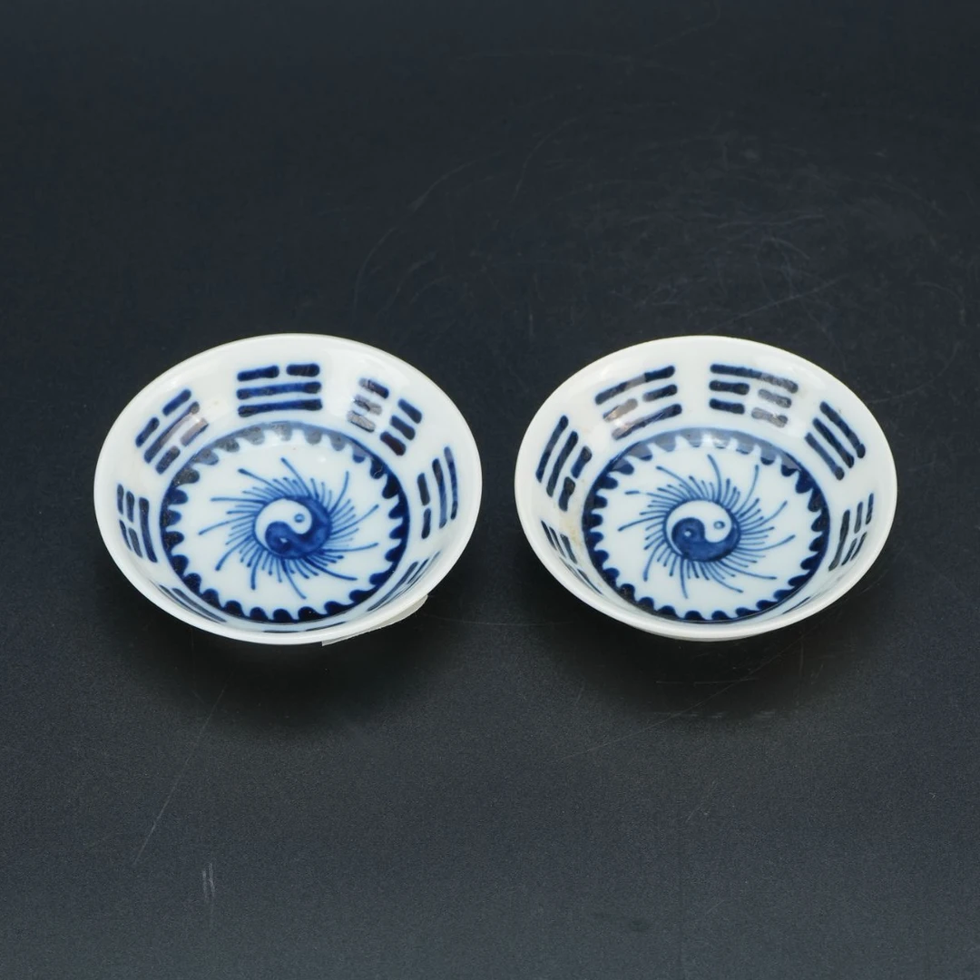 lot 11118 1788 清道光 青花八卦纹小蝶一对 D:6.5