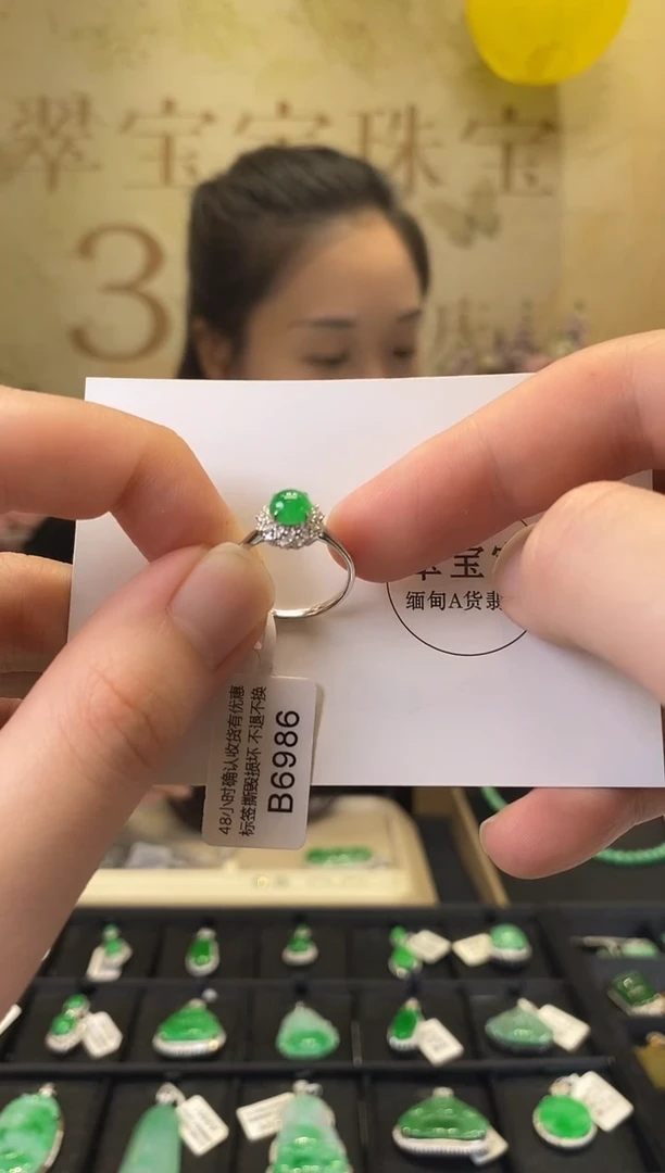 颈饰18K金镶嵌翡翠B6986 旦面戒指 含运营费