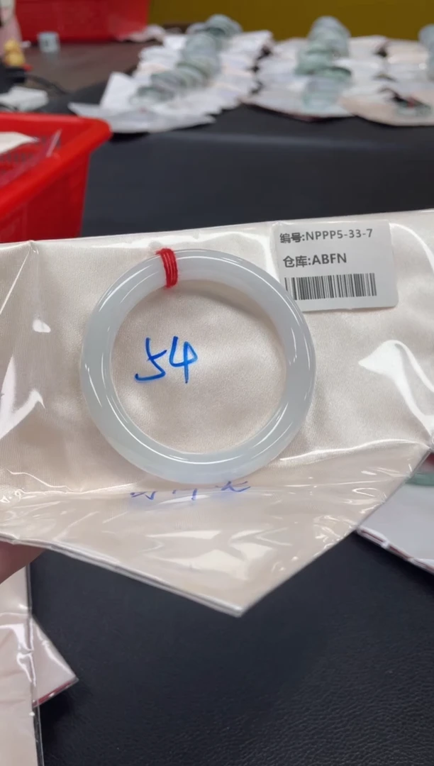 翡翠手镯未镶嵌翡翠手镯