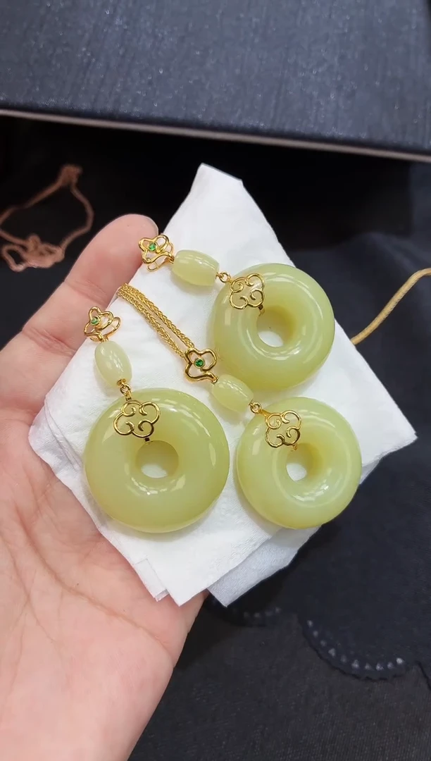 吊坠(赠链)18K金镶嵌和田玉 35MM 多样性发一