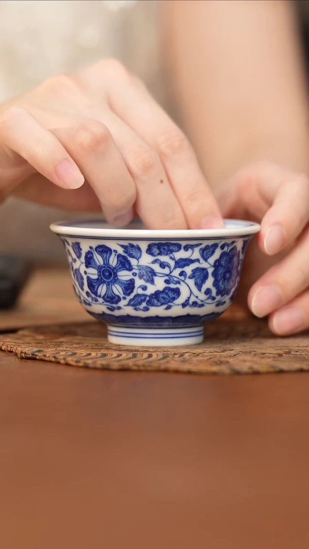 杯尚镇雅器青花缠枝