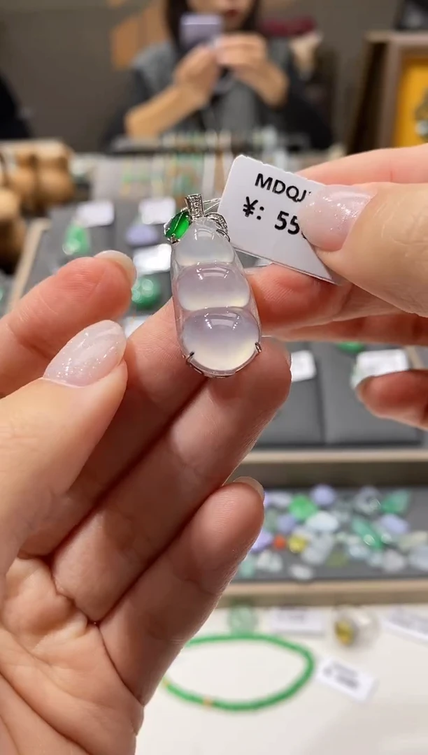 颈饰18K金镶嵌翡翠豆子