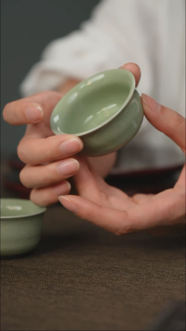 豆绿  无底款