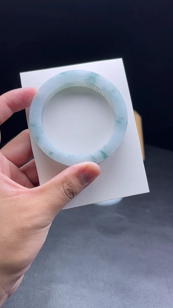 未镶嵌手镯定制翡翠人****?定制