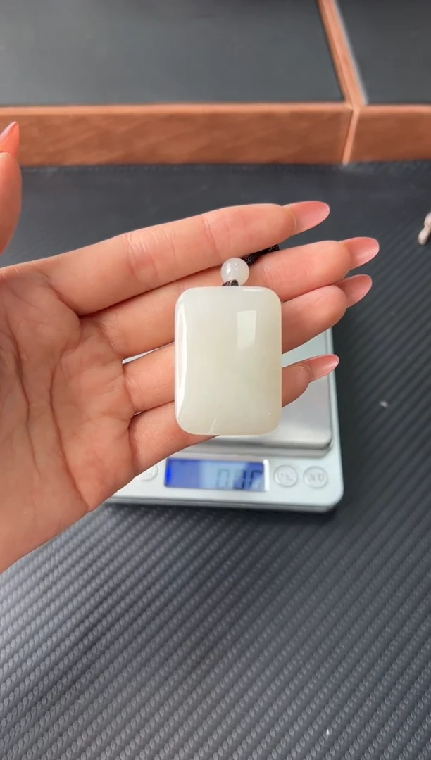 和田玉未镶嵌吊坠(赠链)云***轻黑山微色差Sm