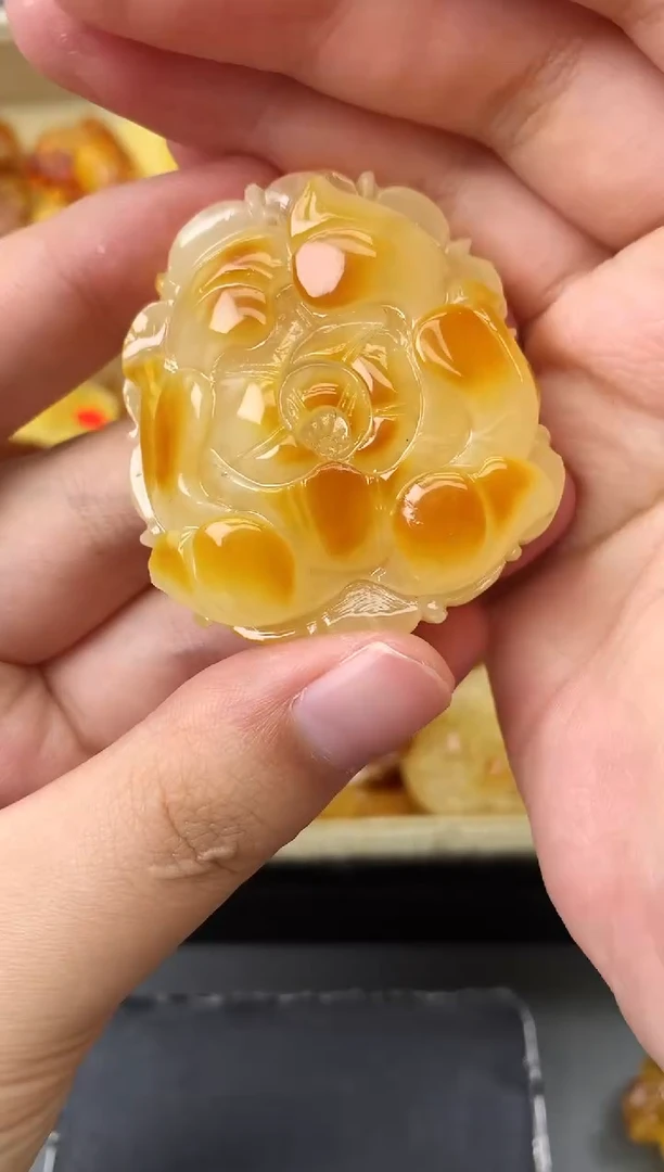 未镶嵌琥珀珠宝奇石109