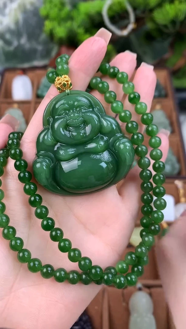 颈饰18K金镶嵌和田玉吊坠50mm