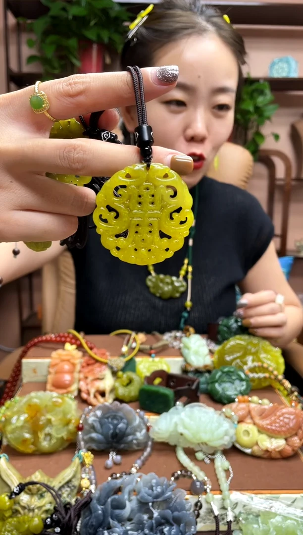 未镶嵌岫玉吊坠多样性发货发其中之一