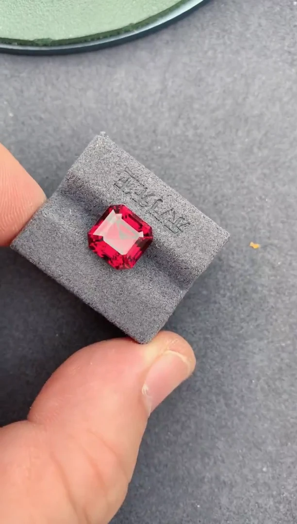 未镶嵌裸石石榴石5ct 镁铝榴石 定制