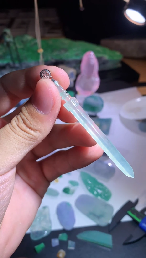 翡翠未镶嵌颈饰宝剑