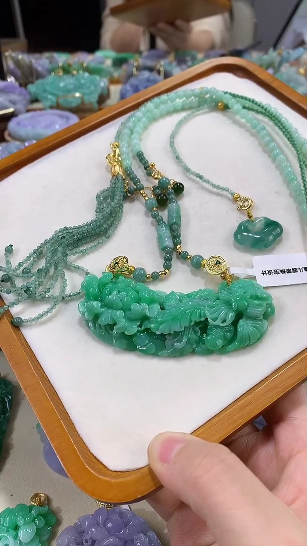 颈饰未镶嵌翡翠吊坠