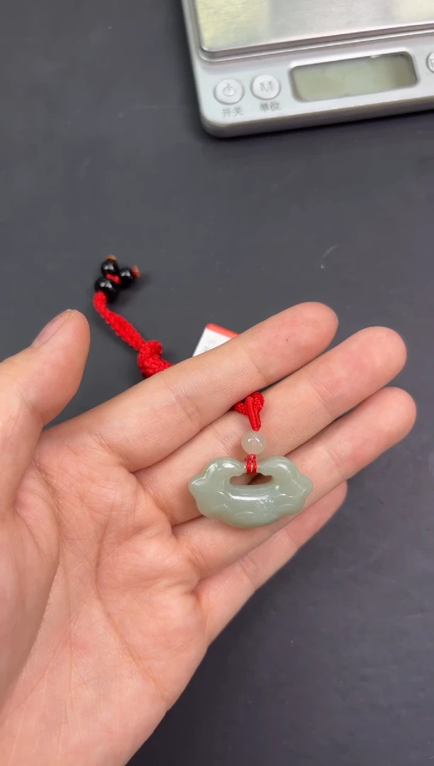 【闪购商品】和田玉吊坠(赠链)未镶嵌且末微色差近矿吊坠