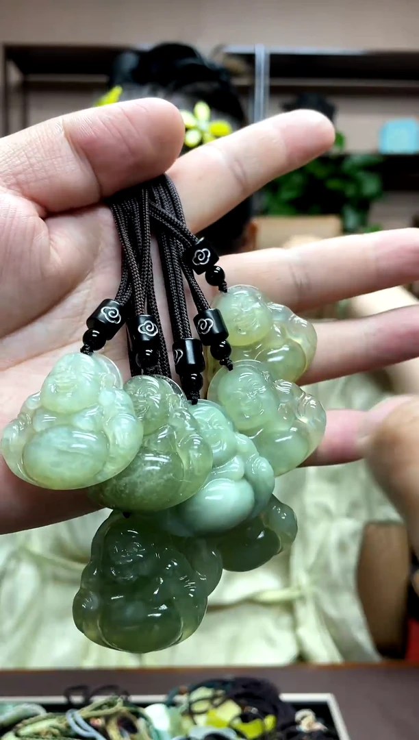 岫玉未镶嵌颈饰多样性发货发其中之一