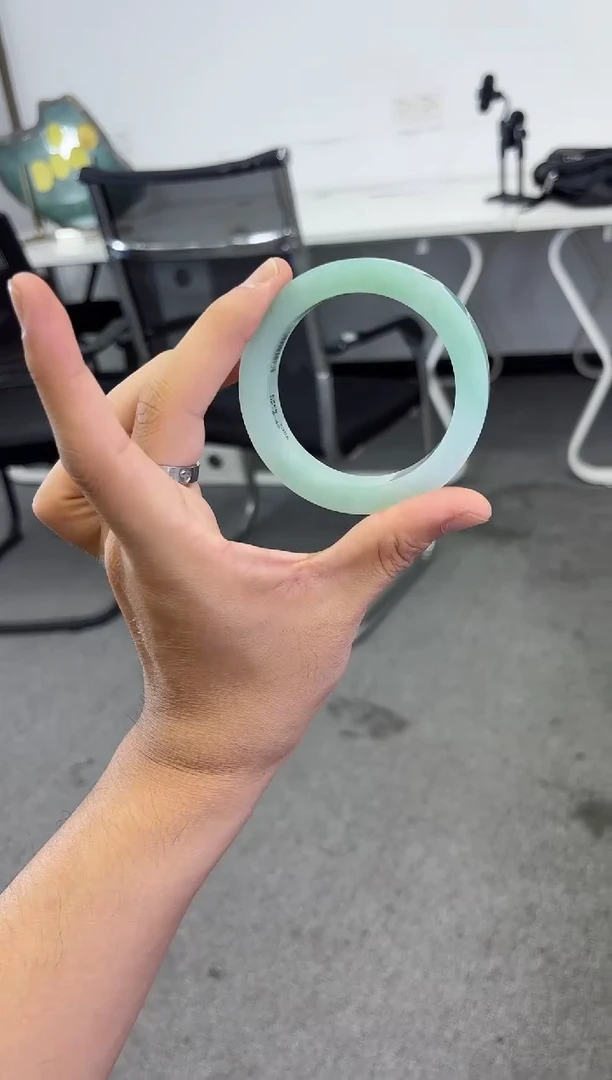 未镶嵌手镯定制翡翠大**姐手镯