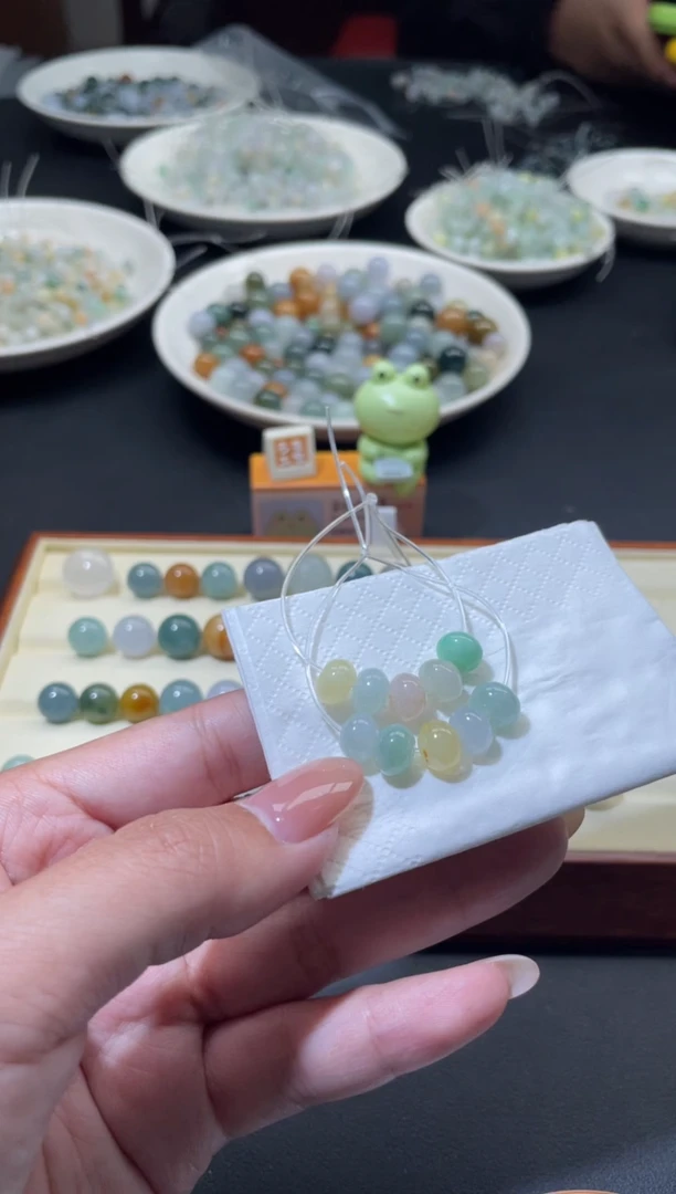 颈饰未镶嵌翡翠晴**。翡翠净货