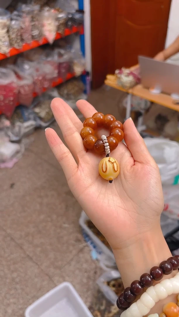 吊坠菩提根/象牙果栗子手捻带新款黄色兔