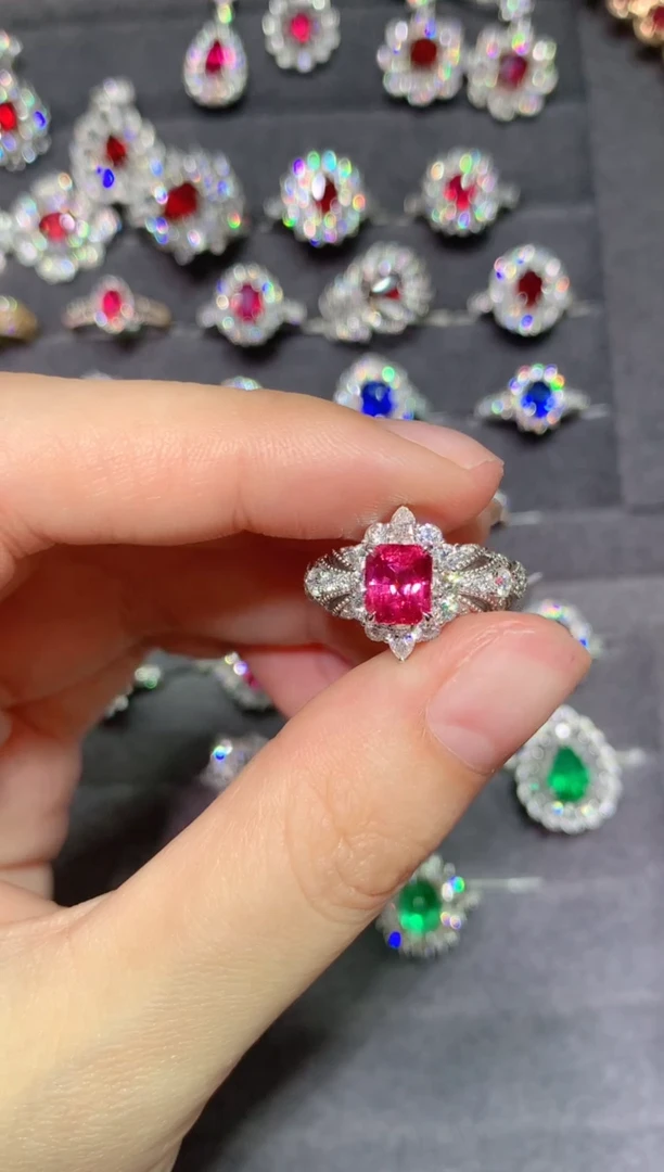 18K金镶嵌戒指尖晶石1.62CT