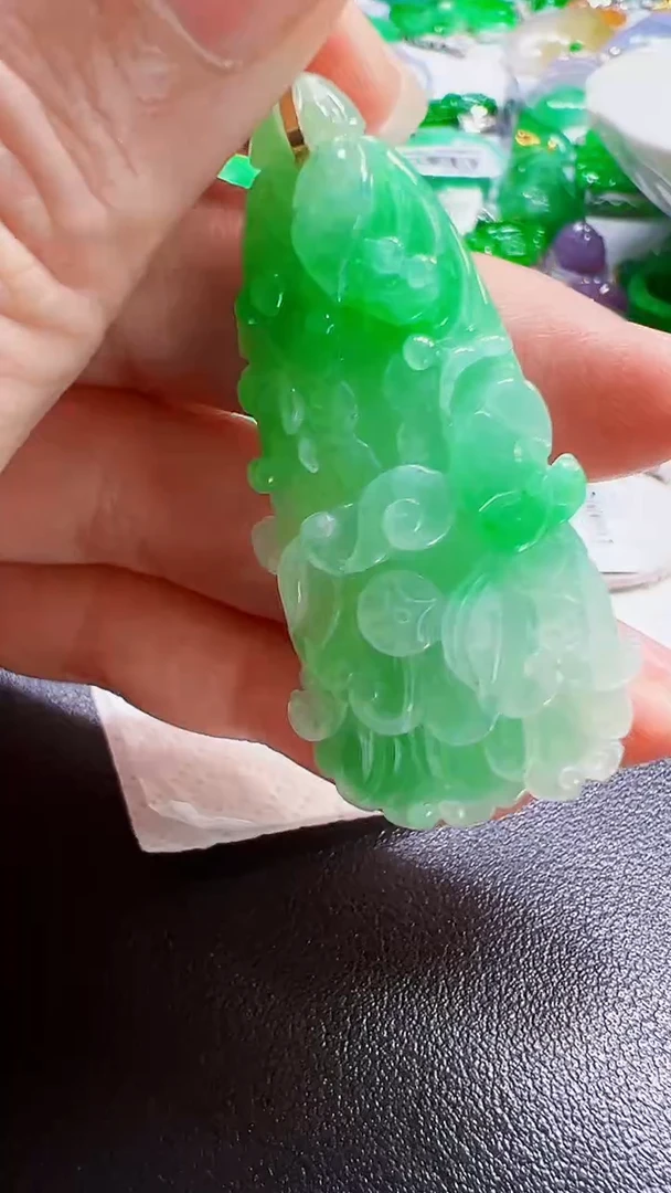 颈饰18K金镶嵌翡翠白菜