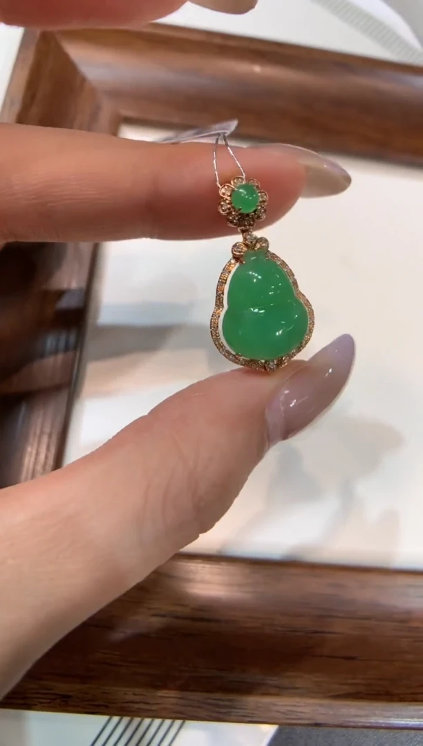 颈饰18K金镶嵌翡翠葫芦