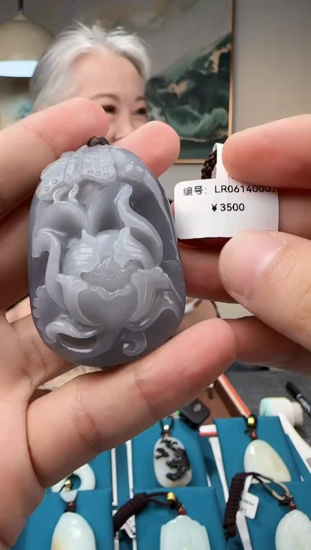 颈饰未镶嵌和田玉吊坠 LR