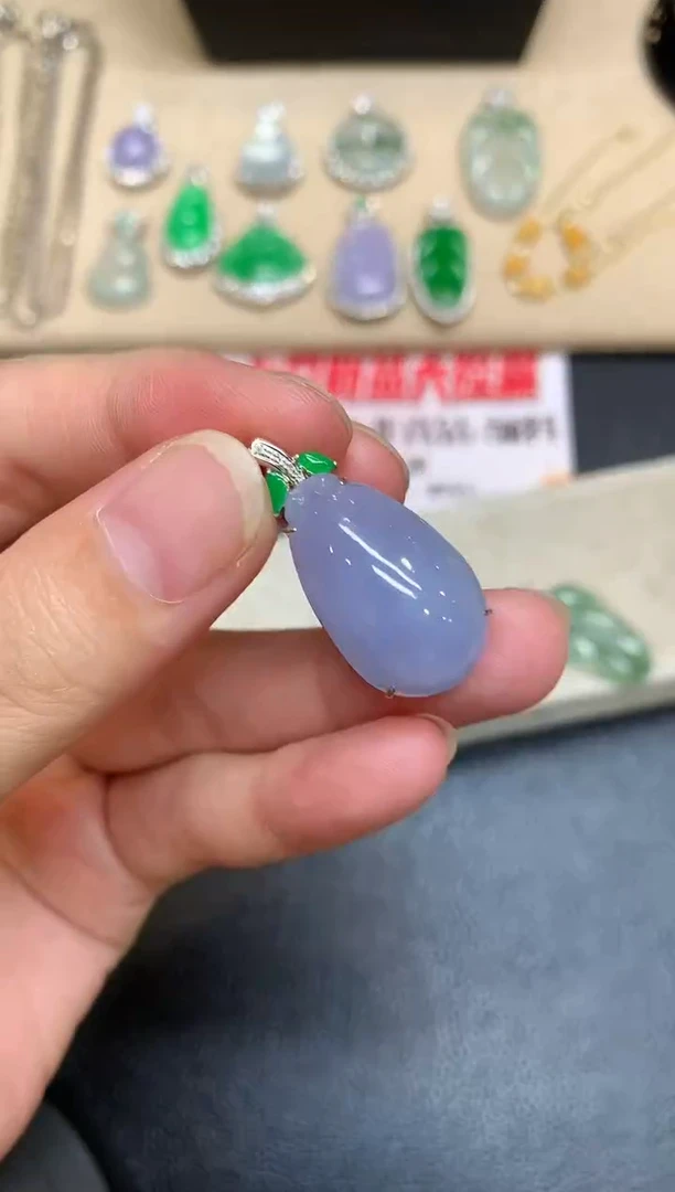 颈饰18K金镶嵌翡翠福瓜【无服务费